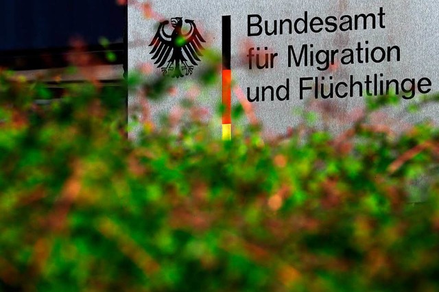 Ein Schild der Nrnberger Zentrale des... fr Migration und Flchtlinge (Bamf)   | Foto: dpa