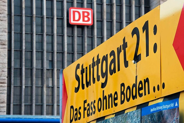 Protestschild vor dem Stuttgarter Hauptbahnhof   | Foto: dpa