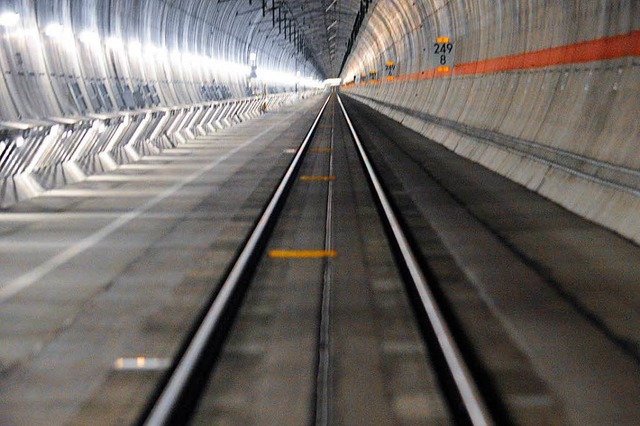 So wie hier im Katzenbergtunnel soll es knftig auch unter Offenburg aussehen.  | Foto: dpa