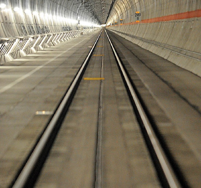 So wie hier im Katzenbergtunnel soll es knftig auch unter Offenburg aussehen.   | Foto: dpa
