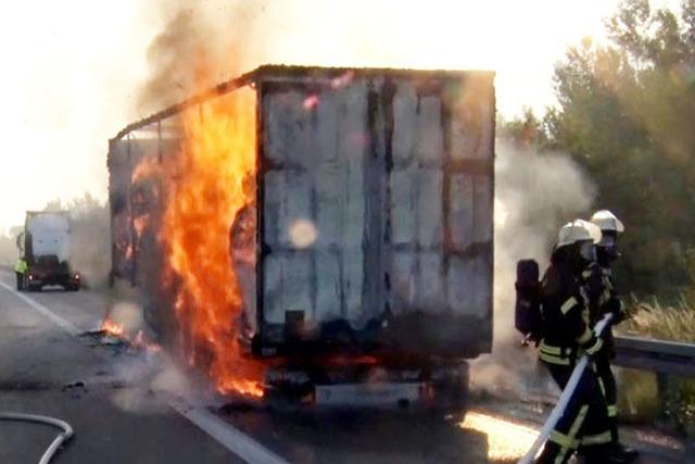 Autobahn A5 nach Brand eines Papierlasters wieder freigegeben