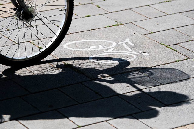 Der Mann war ebenfalls mit einem Fahrrad unterwegs und flchtete nach der Tat.  | Foto: dpa