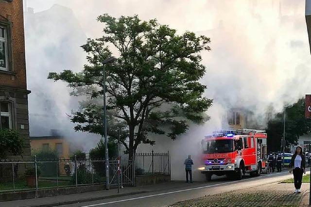 Auto brennt im Freiburger Berufsverkehr auf der Schwarzwaldstrae aus