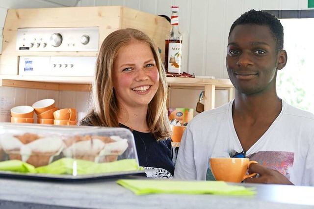 Maja Pampuch und Franklin Igbinovia arbeiten beim Jugendcaf mit.  | Foto: Theresa Steudel