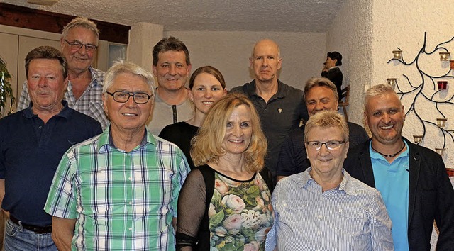 Vorsitzender Stefan Wernet (rechts) mi...eins Freundeskreis Schwimmbad Gutach.   | Foto: Karin Heiss