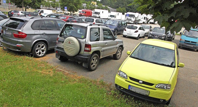 Immer mehr Pendler lassen ihr Auto tag...uf dem Festplatz in Otterbach stehen.   | Foto: Frey