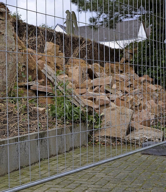 Ein Bauzaun begrenzt seit Februar Teil...rzten Friesenheimer Friedhofsmauer.    | Foto: Felix Lieschke