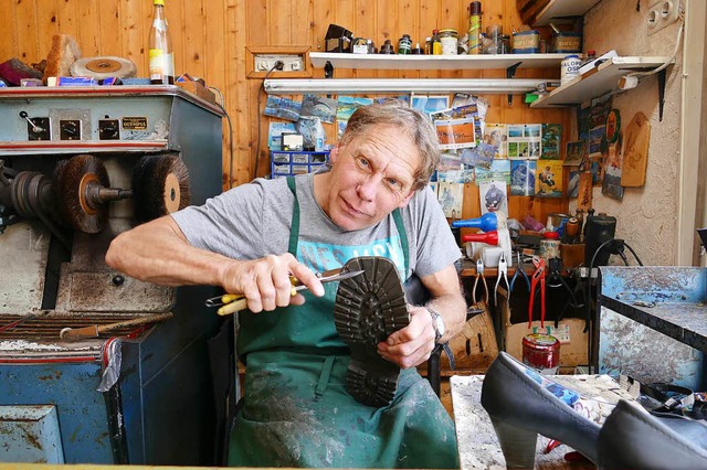 Udo Stammler betreibt seine Schuhmache...d Poliermaschine ist schon viel lter.  | Foto: Peter Gerigk