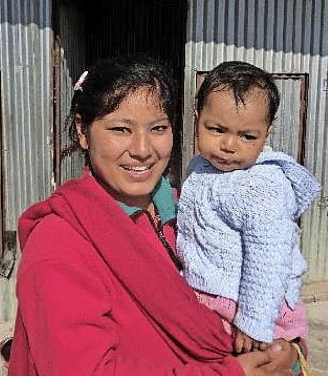 Eine Frau hlt im Kindergarten in Kathmandu ein kleines Kind auf dem Arm.  | Foto: Verein Nepal-Inzlingen