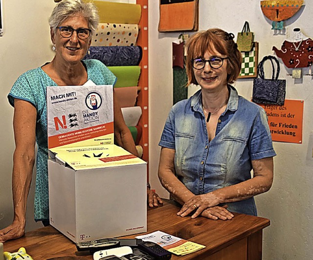 Doris Schfer (ganz  links) und Jutta ...prsentiert nachhaltige Verpackungen.   | Foto: Ammann