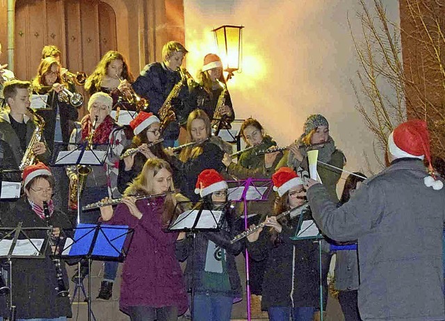 Das gemeinsame Musizieren im Haltinger...ht nur an Weihnachten vor der Kirche.   | Foto: Privat