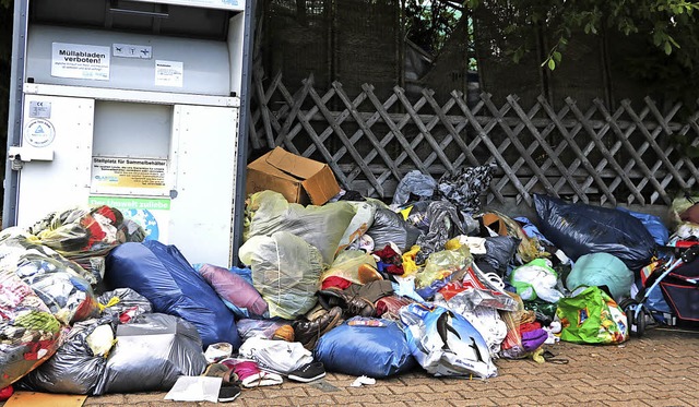 Dass vor diesem Kleidercontainer Mll ...atem Gelnde neben dem Lidl-Parkplatz.  | Foto: Martha Weishaar