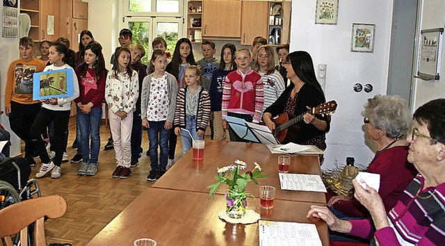 Die Klasse 4b sang mit Untersttzung v... in der Tagespflege des St.Laurentius.  | Foto: Petra Mann