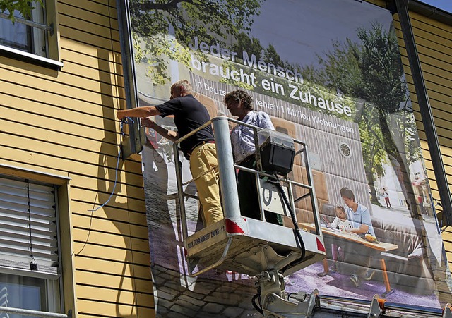 Plakativ untersttzt der Emmendinger C...ampagne fr mehr bezahlbaren Wohnraum.  | Foto: Caritas