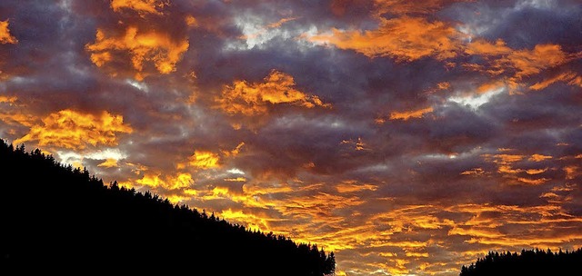 Farbenspiel am Abendhimmel: So verabschiedete sich der Mai im Hochschwarzwald.   | Foto: Paul G. Wiesenberg