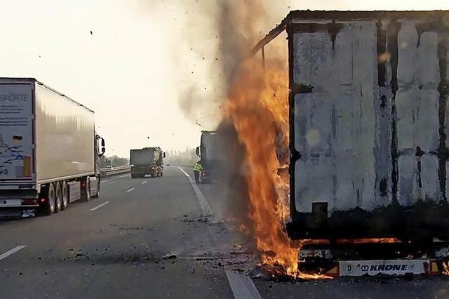 Reifen geplatzt: Lkw fing Feuer