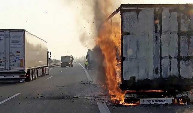 Der Lkw-Auflieger stand in Flammen.   | Foto: Knstle