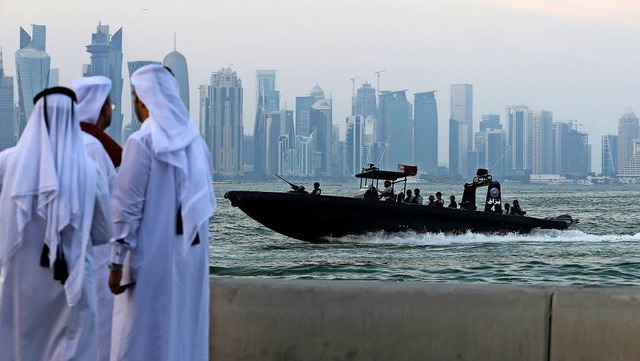 Militrbung vor der Skyline von Katars Hauptstadt Doha  | Foto: afp