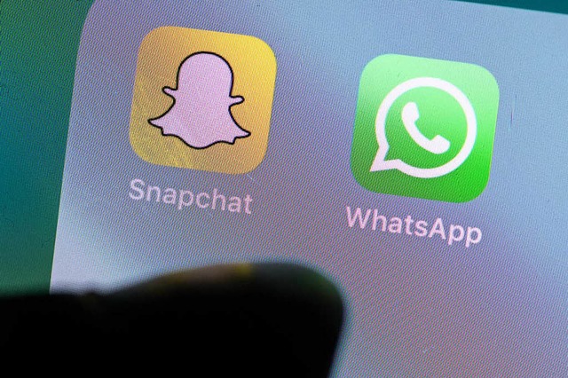Bei der Arbeit nicht erlaubt: Snapchat und WhatsApp.   | Foto: dpa