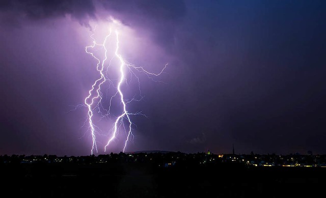 Blitze haben gewaltige elektrische Lad... diese bndeln und unschdlich machen.  | Foto: dpa