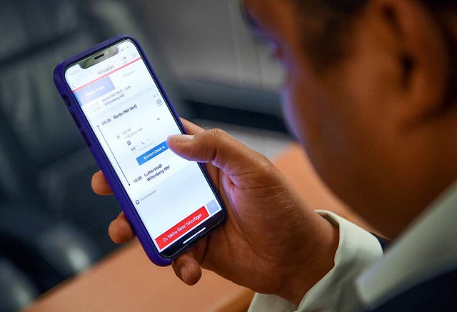 Die Bahn verkauft etwa fnf Prozent ihrer Tickets ber die App.   | Foto: dpa