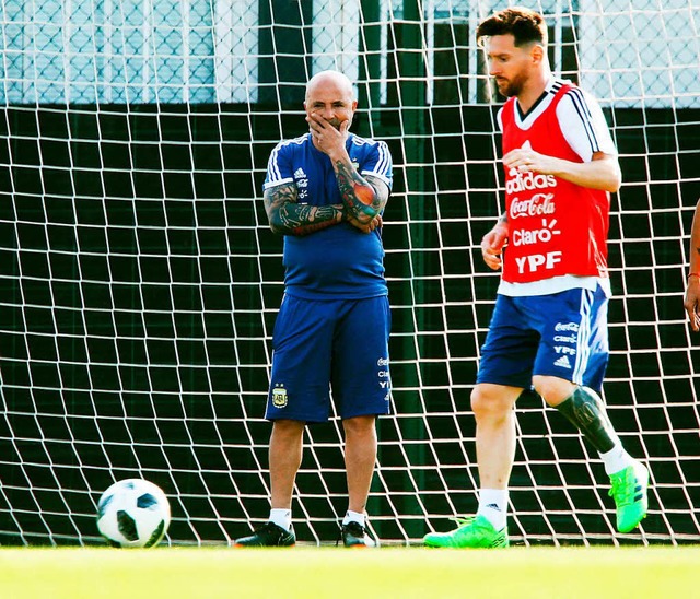 Lionel Messi (r) fhrt den Ball whren...onaltrainer Jorge Sampaoli beobachtet.  | Foto: dpa