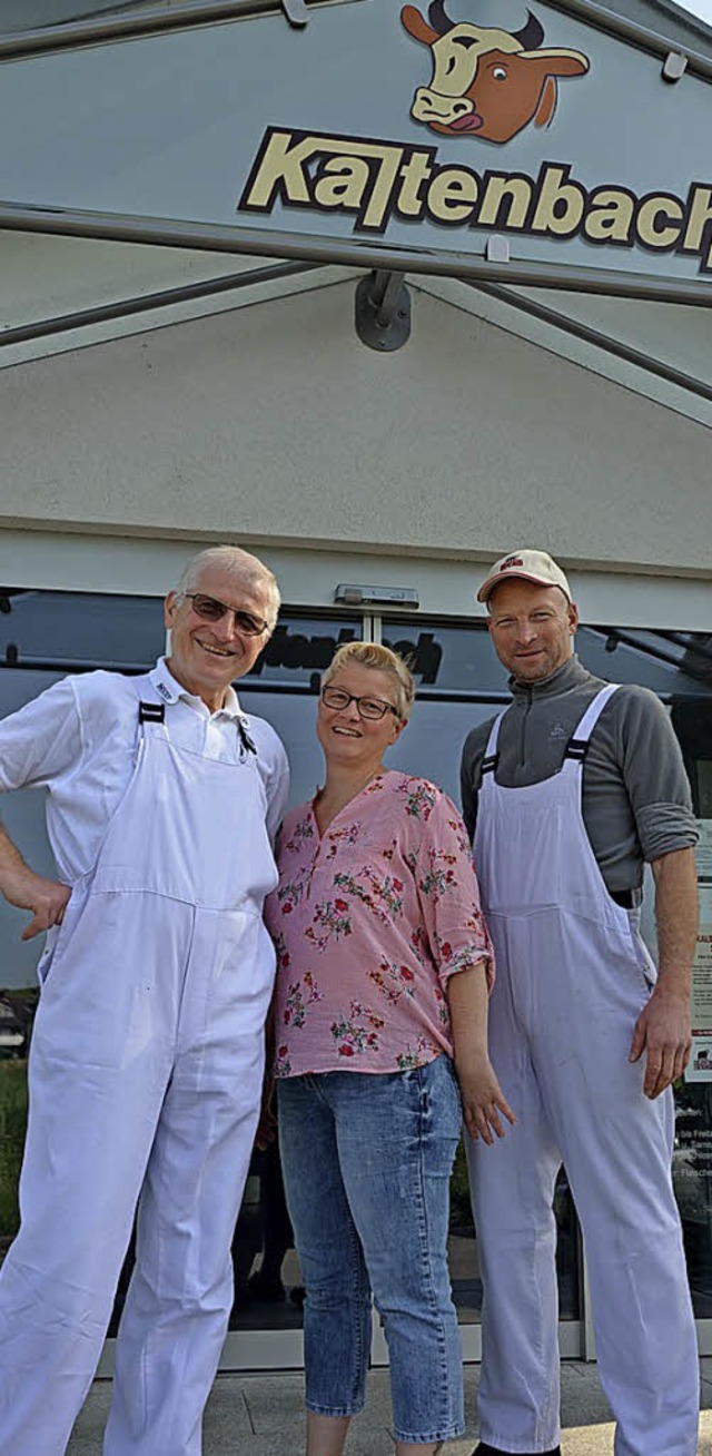 Werfen den Grill an: Wolfgang, Sonja und Frank Kaltenbach.   | Foto: Anita Fertl