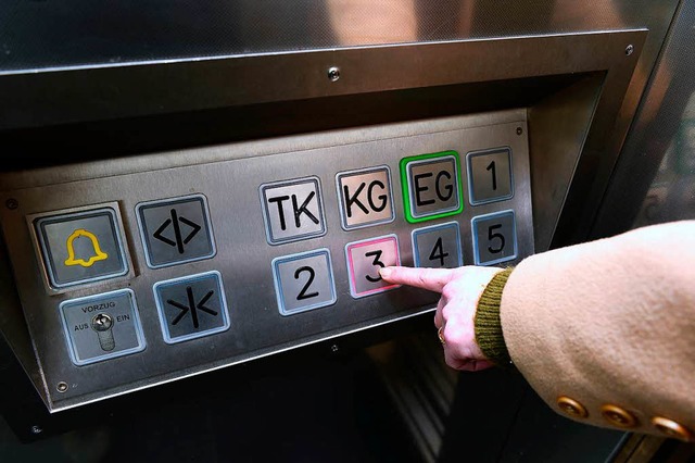 Erst ruckelte der Aufzug, dann blieb er stecken. (Symbolbild)  | Foto: Ingo Schneider