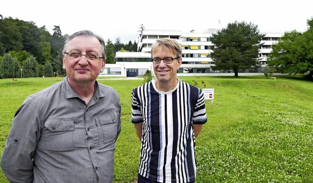 Architekt Michael Mutterer (links) und...rmin Mller vor der Klinik Rheinfelden  | Foto: Ralf H. Dorweiler