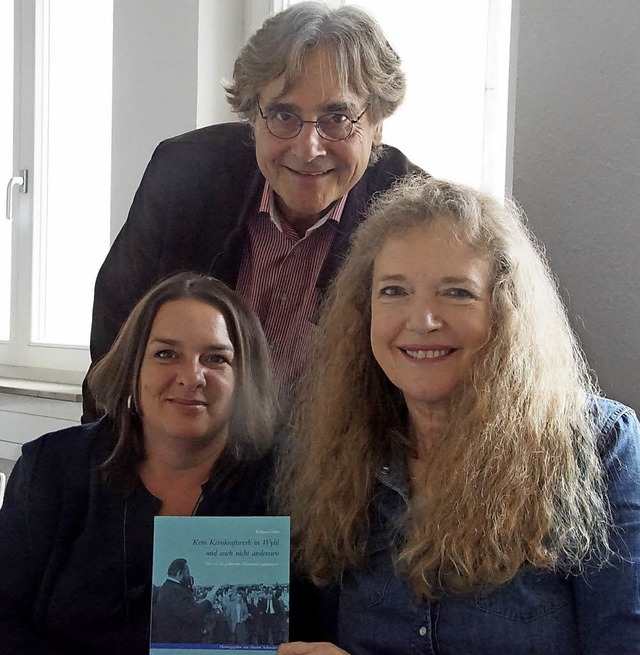 Marion Schneider (rechts) hat ein Buch...er Bhm und Ehret-Enkelin Mona Blust.   | Foto: Ilona Hge