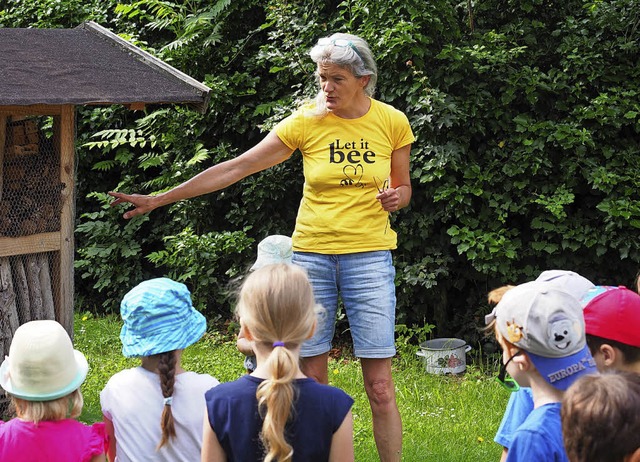 Imkerin Petra Miersch erklrte den Kin... Insektenhotel die Wildbienen wohnen.   | Foto: Jutta Geiger