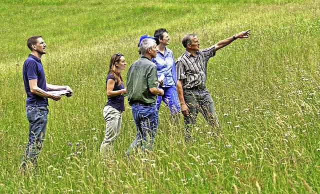 Die Jury bei der Arbeit: Projektleiter...mit Landwirt Hubertus Disch (rechts).   | Foto: Andrea Kurz