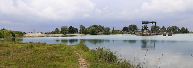 Die Anlagen zum Kiesabbau (Hintergrund...Jahr soll sie  zur Liegewiese werden.   | Foto: Christoph Breithaupt