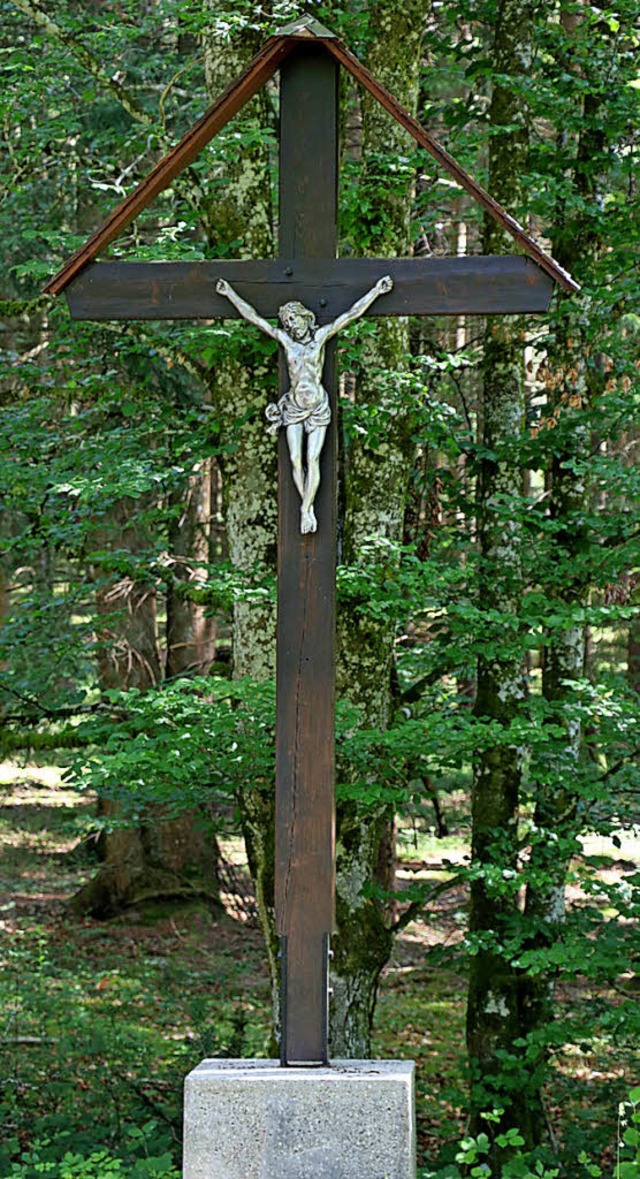 Dieses Wegkreuz im Wald an der Nachtwa...rte Ernst Blattert mit groem Aufwand.  | Foto: Martha Weishaar