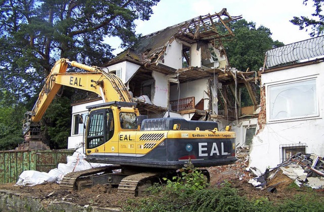 Das Haus Sonnhalde 18 wird derzeit durch den Bagger platt gemacht.  | Foto: Hans Sigmund