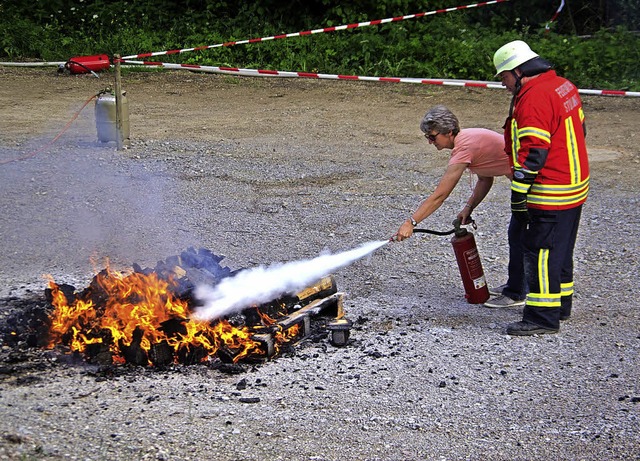 Auch das Lschen mit dem Feuerlscher ...glichkeiten  bei ihrer Schaubung vor.  | Foto: Lucia van Kreuningen