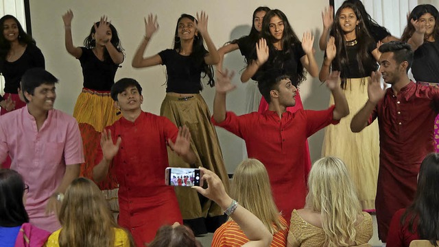 Schulleitung, Lehrkrfte, Gste und Sc...schschler  la Bollywood berrascht.   | Foto: Marion Rank