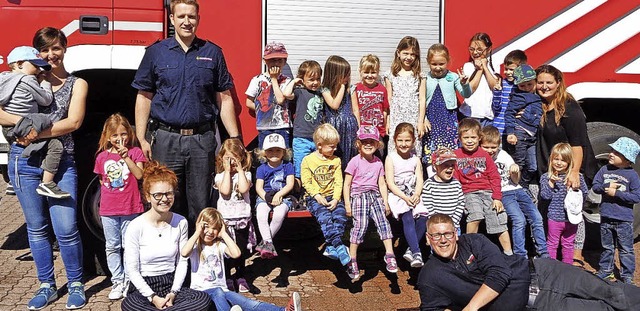 <BZ-FotoAnlauf>Besuch bei der Feuerweh...r erkundeten auch die Feuerwehrautos.   | Foto: Privat