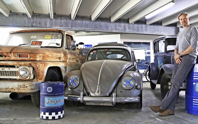 Sven Liedtke neben einigen seiner Oldtimer-Fahrzeuge fr Filmeinstze  | Foto: Steve Przybilla