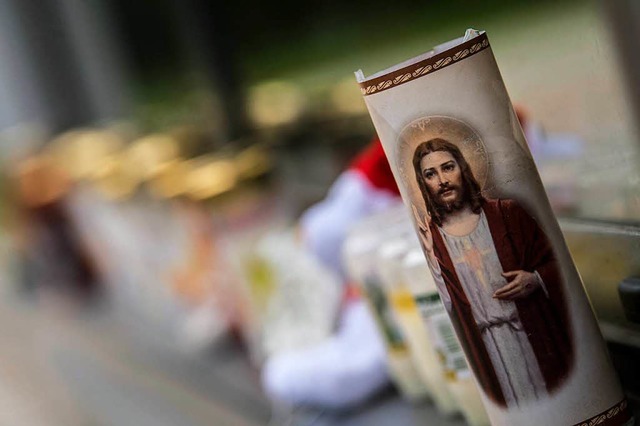 Vor dem Haus, in dem Susanna F. lebte, sind Kerzen aufgestellt worden.  | Foto: dpa