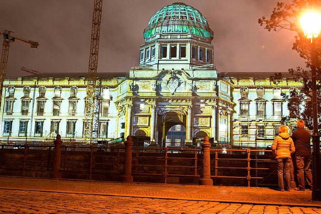 Das wieder aufgebaute Stadtschloss von...das das Humboldt-Forum einziehen wird.  | Foto: dpa