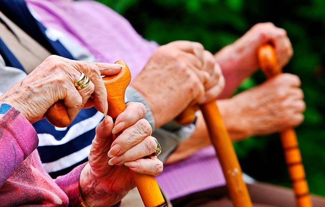 Mit der steigenden Lebenserwartung der...t auch die Zahl der Pflegebedrftigen.  | Foto: dpa