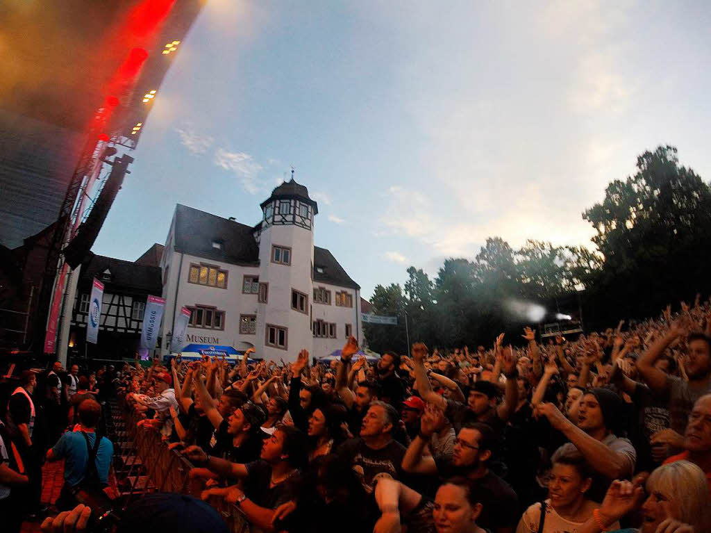 Limp Bizkit beim I EM Music Festival in Emmendingen: gepflegte Eskalation und schweidurchtrnkte Zuschauer.