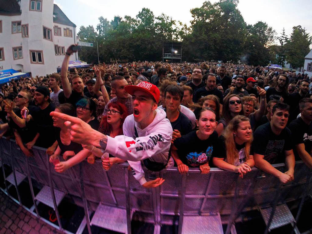 Limp Bizkit beim I EM Music Festival in Emmendingen: gepflegte Eskalation und schweidurchtrnkte Zuschauer.