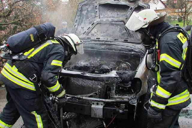 Die Feuerwehr Lrrach lschte den Fahrzeugbrand auf der A 98.   | Foto: Symbolbild: Uwe Knall