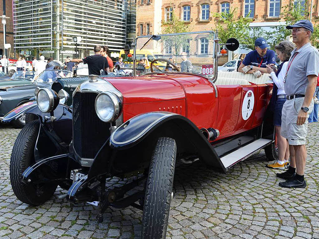 Mehr als 100 mehr oder weniger alte Autos, eines schner als das andere, machen in Offenburg Station – auch noch an diesem Samstag.