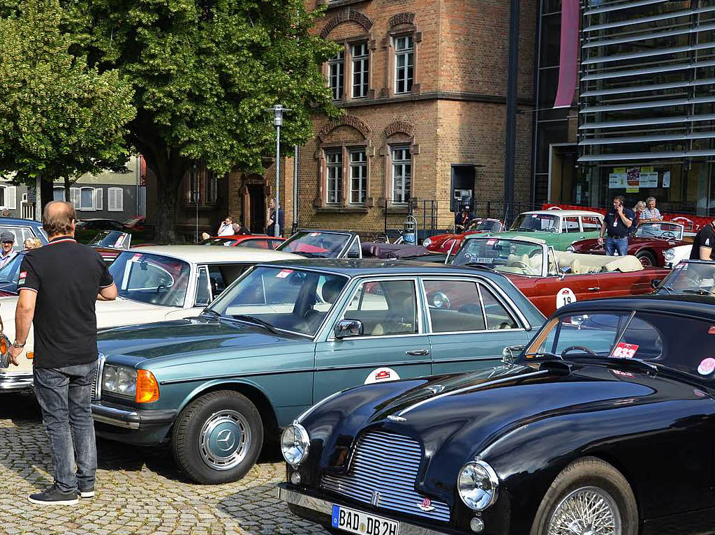 Mehr als 100 mehr oder weniger alte Autos, eines schner als das andere, machen in Offenburg Station – auch noch an diesem Samstag.