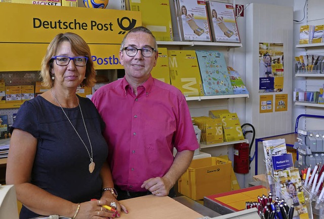 Sandra und Christoph Ziel in ihrem Fot...ntegrierter Postfiliale in Neuenburg.   | Foto: susanne Ehmann