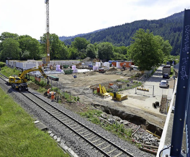 Links wird rund um die Gleise der Hll...enschilder noch nicht montiert sind.   | Foto: Ingo Schneider