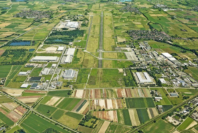 Luftbildaufnahme vom Flugplatz Lahr vo...chen, die noch saniert werden mssen.   | Foto: Thomas Hansmann